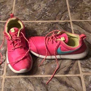 Nike shoes sneaker, tennis shoes size 5.5 Y.